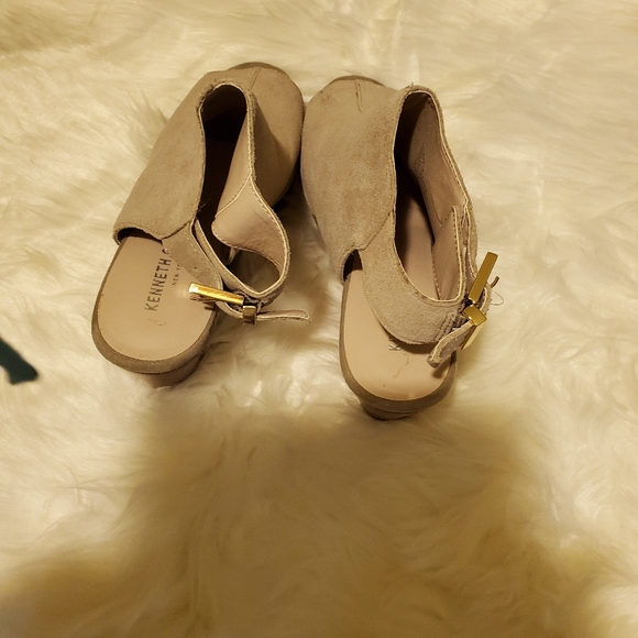 Shoe - Picture 2 of 3